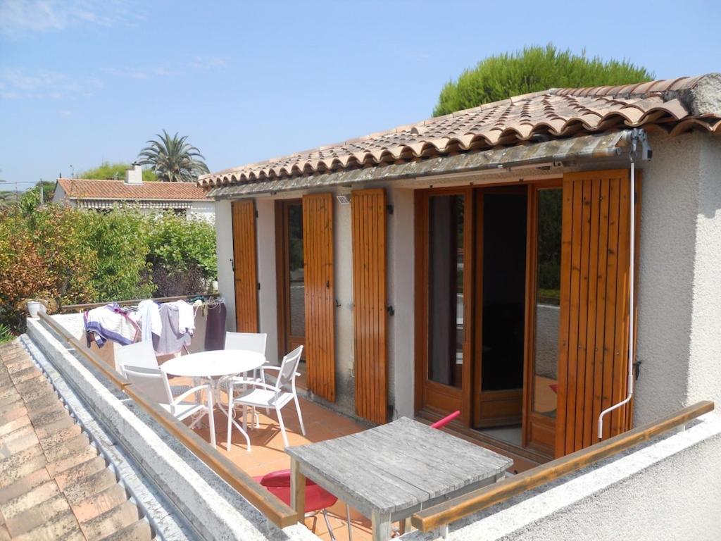 2 Pieces Avec Terrasse Dans Petite A 150m De La